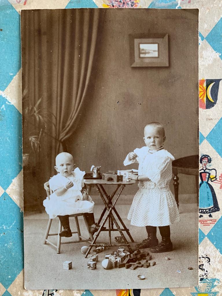 Foto - twee meisjes met speelgoed (SL), Ophalen of Verzenden, Voor 1920, Ongelopen, Kinderen
