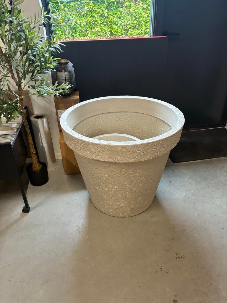 Grote Bloempot Stonelook Zand/Leek Kleur 80cm Doorsnede, Tuin en Terras, Bloempotten, Ophalen, Overige materialen, 40 cm of meer