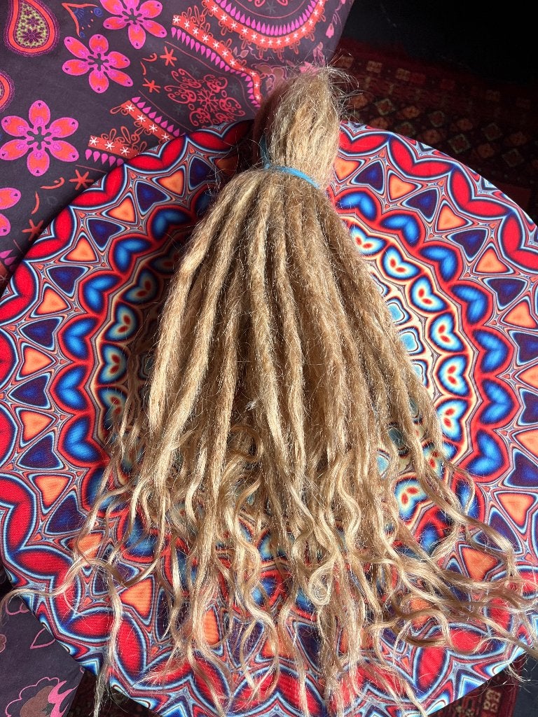 45 nieuwe blonde human hair dread extensions 35-40cm nu 270€, Ophalen of Verzenden, Nieuw, Pruik of Haarverlenging