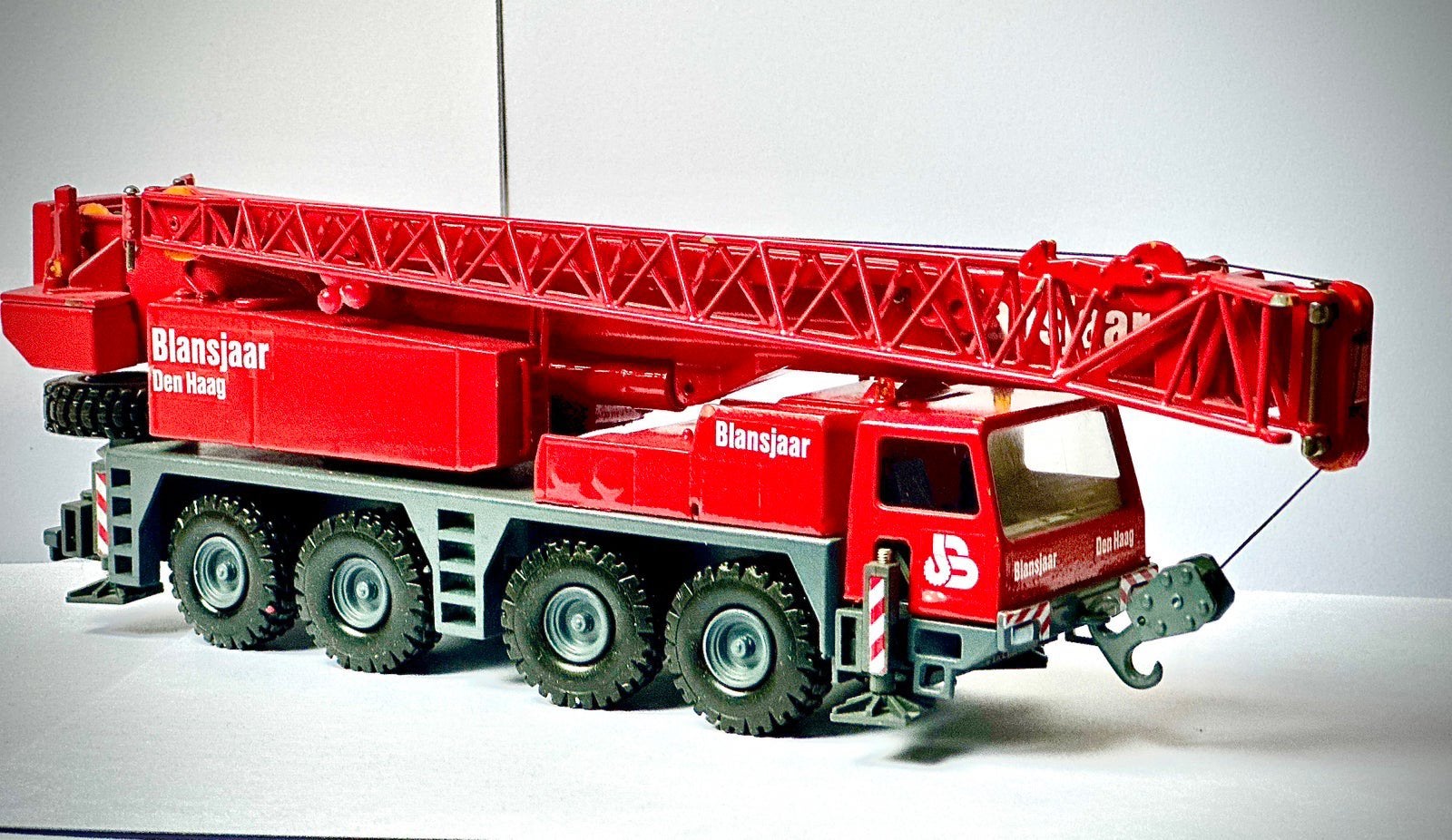 LIEBHERR LTM 1090/1 is een 4 asser, Hobby en Vrije tijd, Modelauto's | 1:50, Ophalen, Zo goed als nieuw, Hijskraan, Tractor of Landbouw