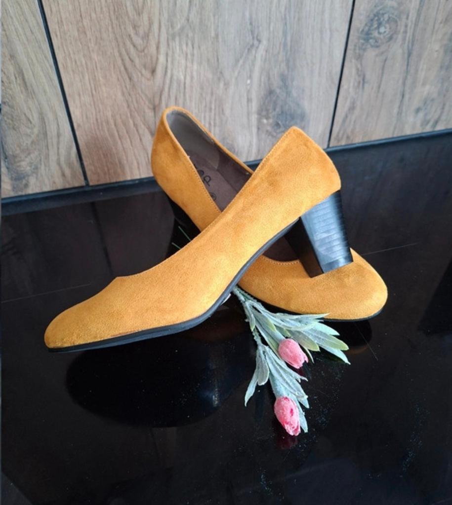 Mosterd gele damespump, Kleding | Dames, Schoenen, Ophalen of Verzenden, Nieuw, Geel, Sneakers of Gympen