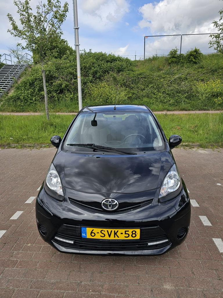 Toyota Aygo 1.0 12V Vvt-i 5DRS 2014 Zwart, Auto's, 4 stoelen, Origineel Nederlands, Particulier, 998 cc