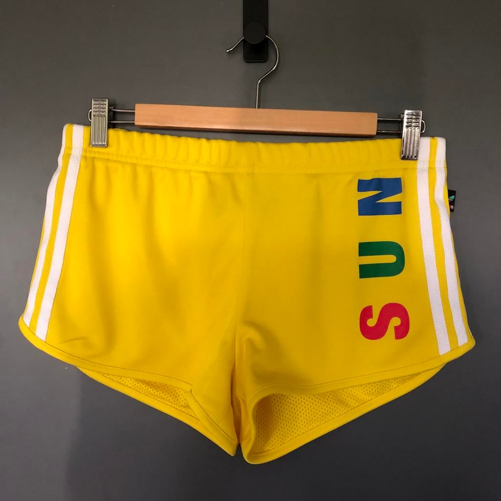 Adidas x Pharrell Williams Hu Race Shorts Geel, Ophalen of Verzenden, Zo goed als nieuw, Maat 38/40 (M), Geel