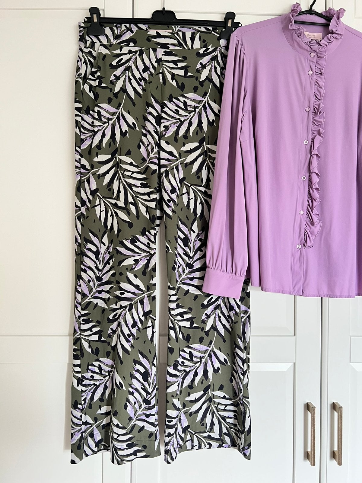 Studio anneloes set leaf broek M & ruffle blouse lila/army, Maat 38/40 (M), Ophalen of Verzenden, Zo goed als nieuw, X