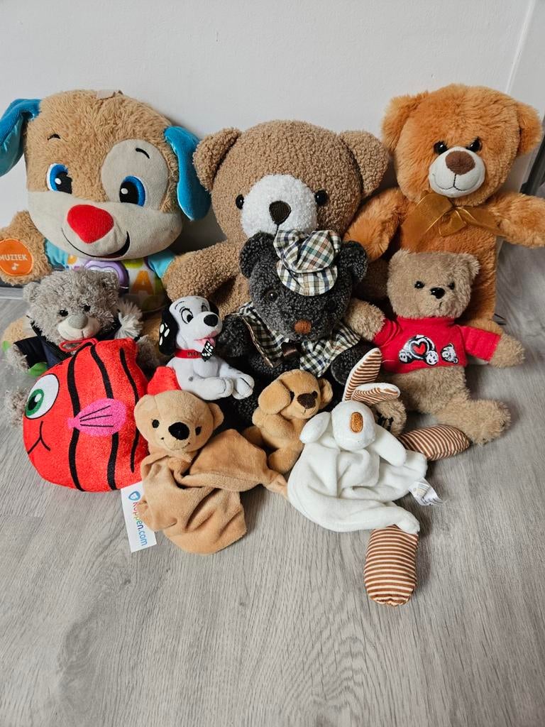 11 knuffels, waaronder interactieve hond met muziek, Ophalen of Verzenden, Gebruikt, Hond, Interactief