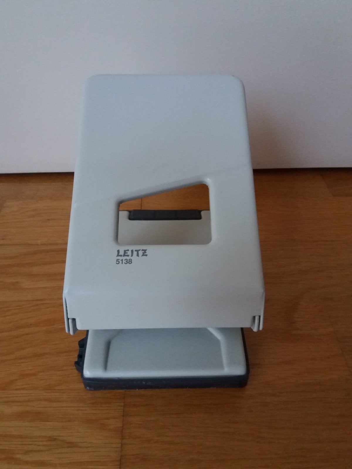 Perforator LEITZ  2 Gaats made in  Germany., Diversen, Bureau-accessoires, Ophalen of Verzenden, Zo goed als nieuw