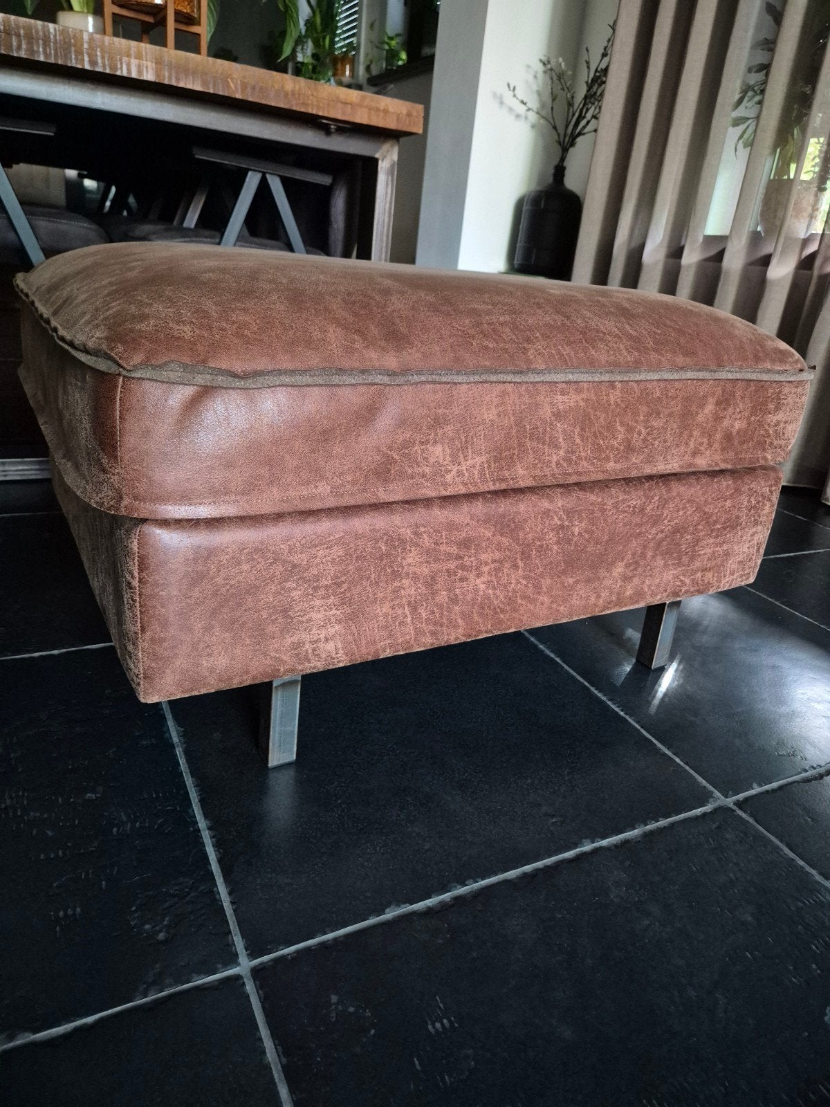 Cognac microlederen poef met metalen poten, Ophalen, Gebruikt, Modern, Industrieel, 50 tot 75 cm