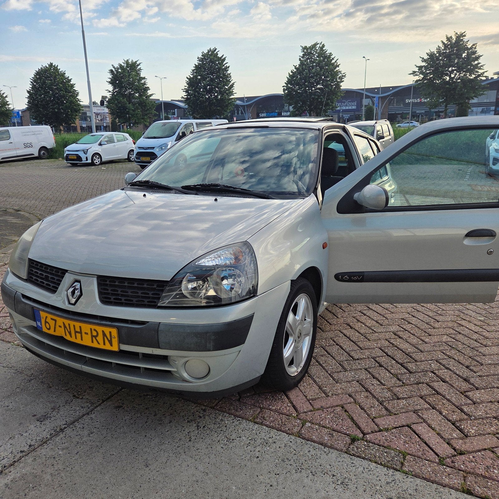 Renault Clio 1.4 schuif/kanteldak *NAP* 5DR 2003 Grijs, Auto's, Renault, Voorwielaandrijving, 40 €/maand, Zwart, 4 cilinders