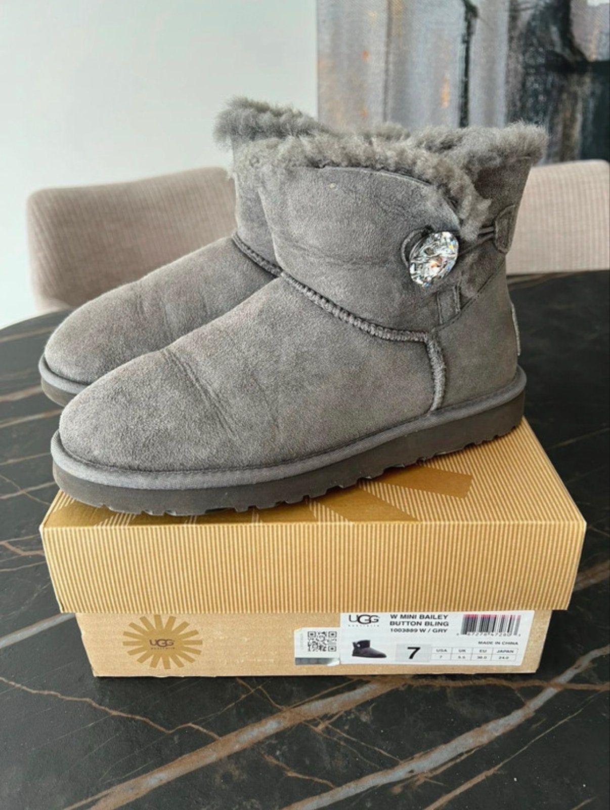 UGG Mini Bailey Button Bling - Maat 38 - Grijs - ZGAN, Lage of Enkellaarzen, Ophalen of Verzenden, Zo goed als nieuw, Grijs