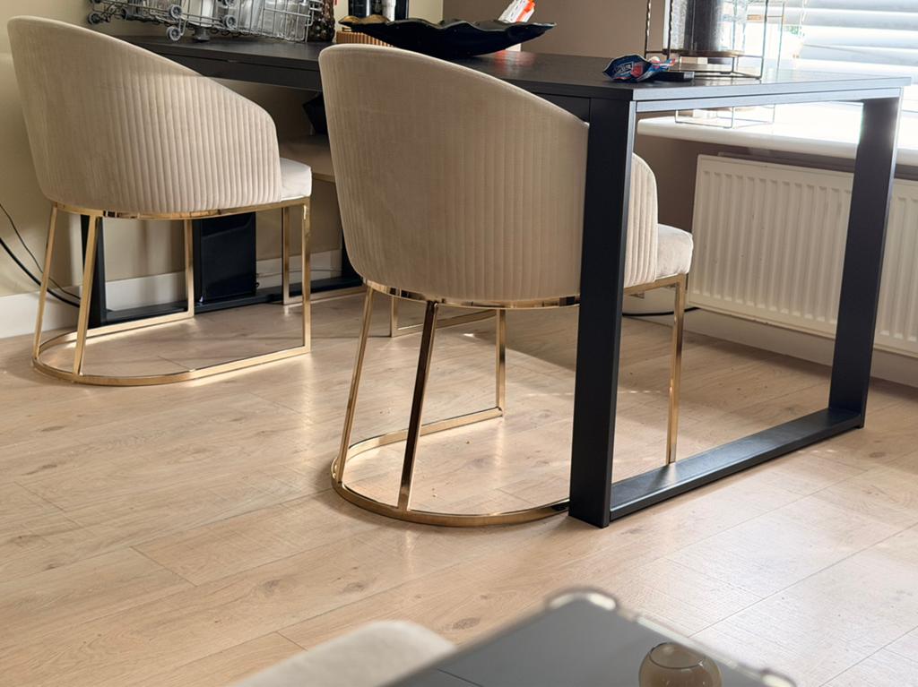 Eettafel zwart met stalen poten goeie conditie, Huis en Inrichting, Tafels | Eettafels, 200 cm of meer, Zo goed als nieuw, Rechthoekig