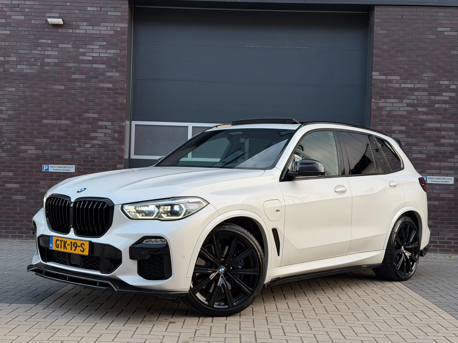 BMW X5 Xdrive45e PANO | M-STOELEN | LASER | 22 INCH | FULL, 394 pk, Wit, Vierwielaandrijving, 2998 cc
