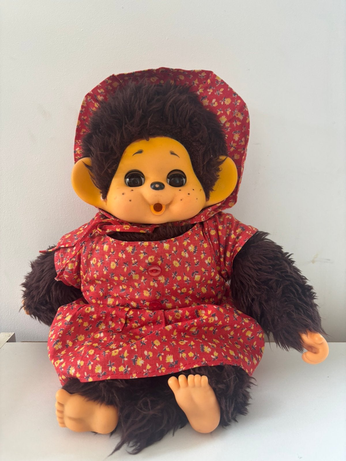 Grote vintage Monchhichi  45 cm – originele kleding, Verzamelen, Poppen, Ophalen of Verzenden, Zo goed als nieuw, Pop