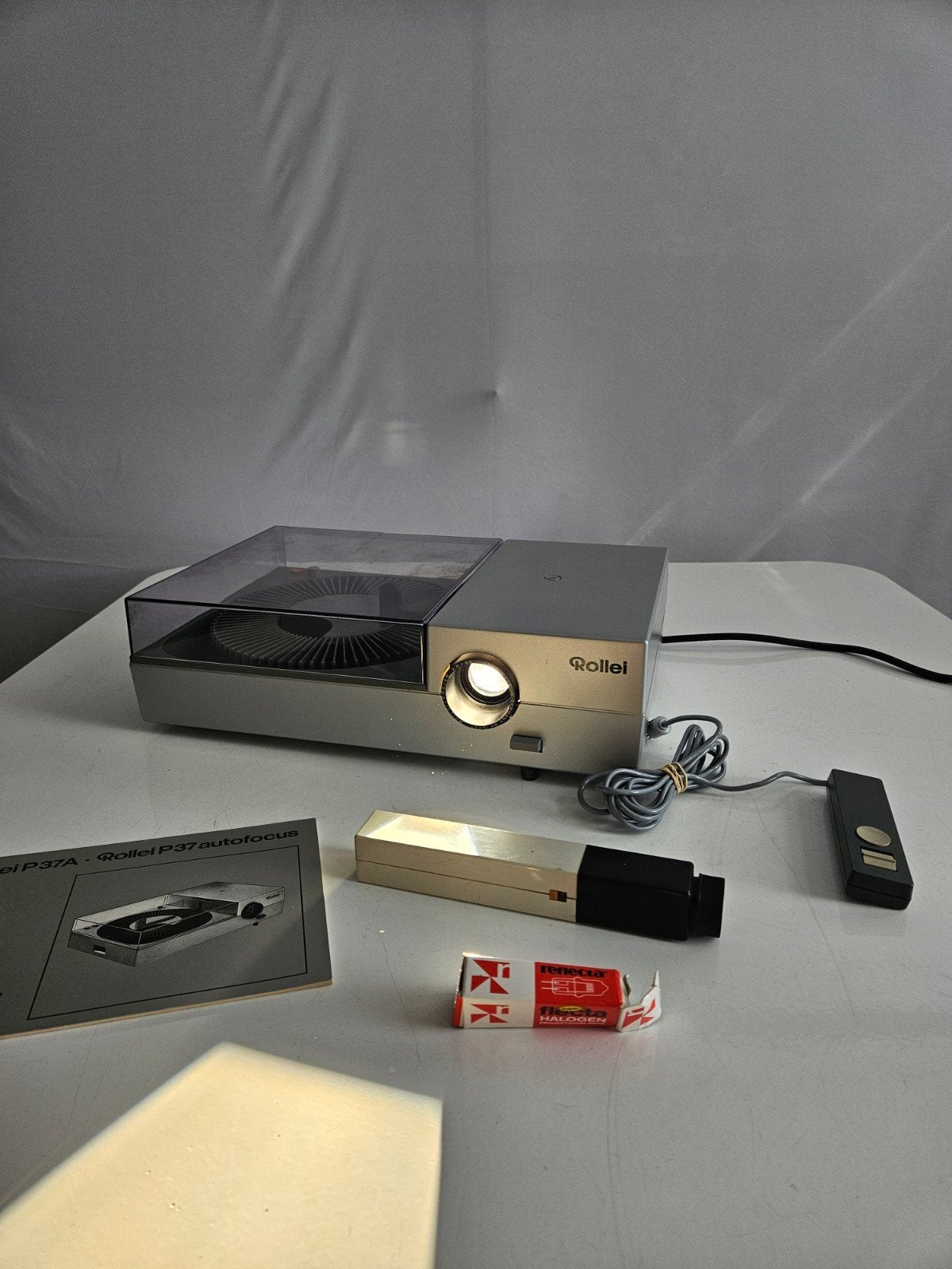 Rollei P37A Autofocus Diaprojector - met Afstandsbedi, Audio, Tv en Foto, Diaprojectors, Ophalen of Verzenden, Met scherm, Niet bekend