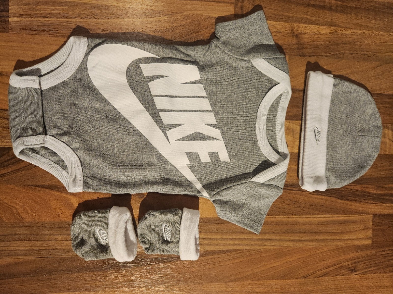 Nike Baby Set: Romper, Muts en Slofjes (0-6M), Ophalen of Verzenden, Zo goed als nieuw, Nike, Jongetje of Meisje