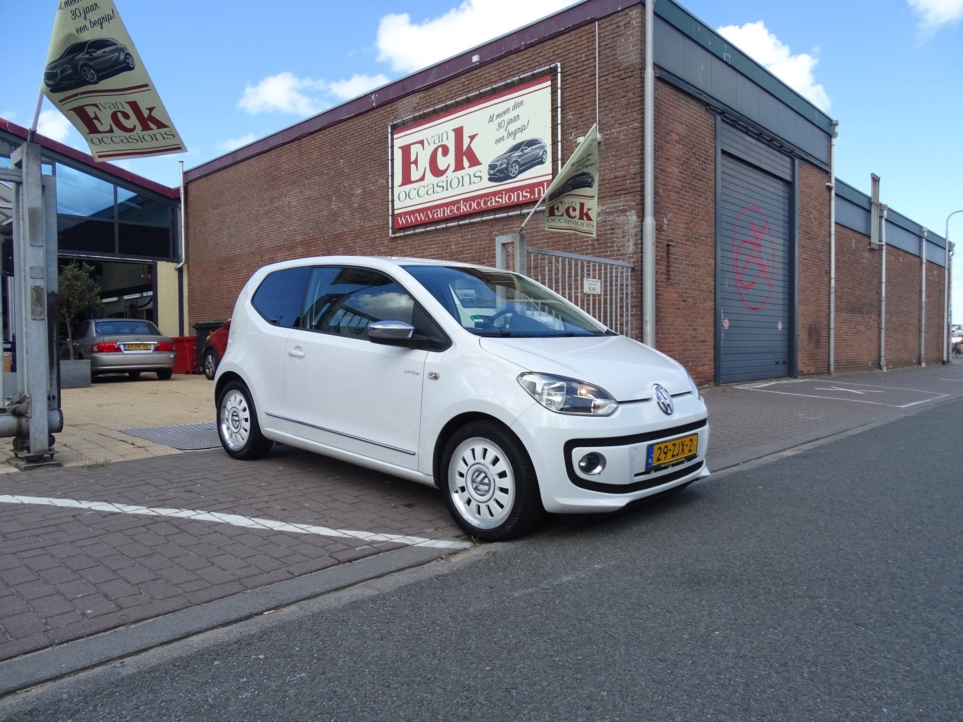 Volkswagen up! 1.0 high up! BlueMotion white (bj 2013), Voorwielaandrijving, Euro 5, Gebruikt, 840 kg
