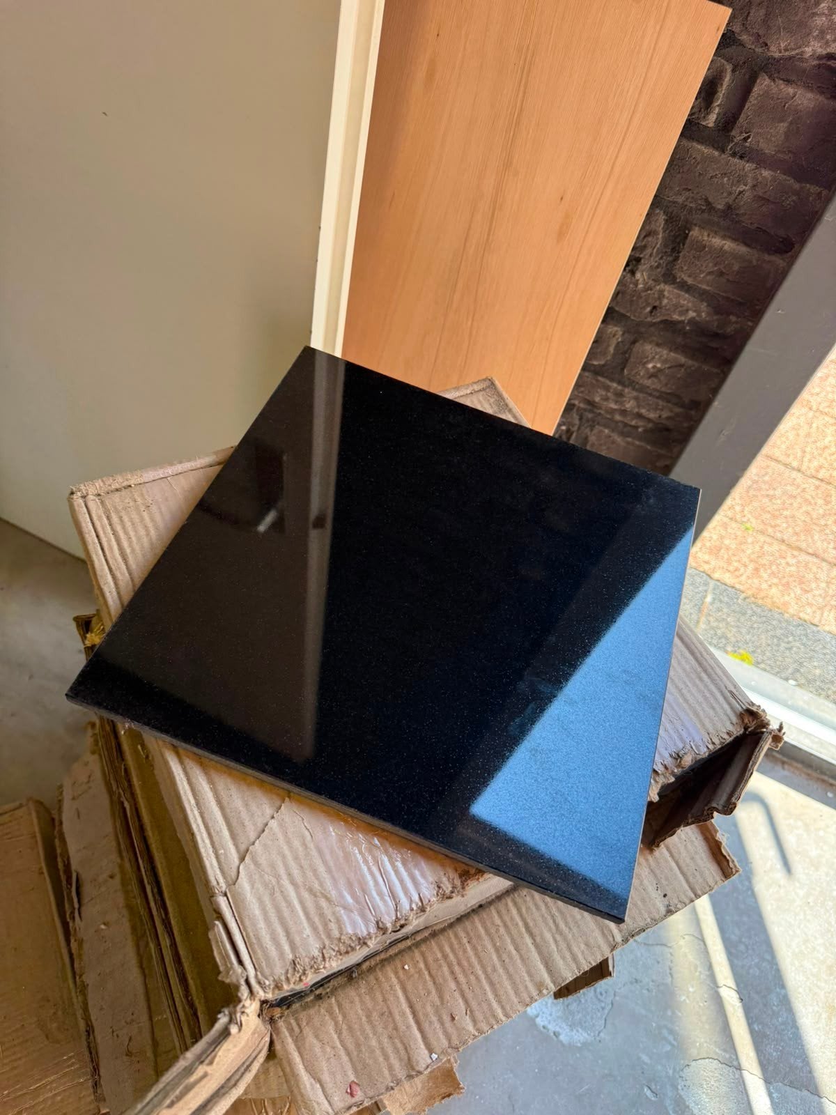 70 zwarte tegels 30,5x30,5 cm, ca. 8,5m2 totaal, Ophalen, Nieuw, 20 tot 40 cm, Minder dan 5 m²