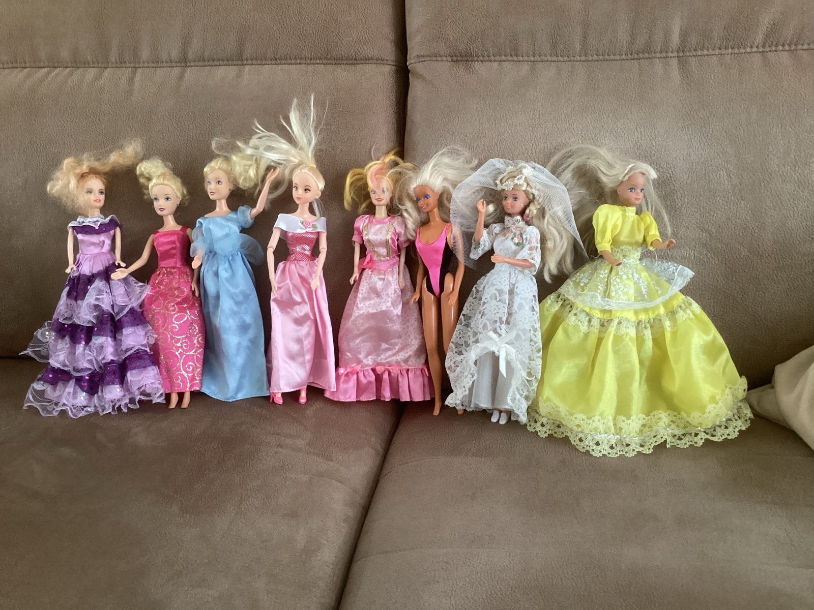 Set van 8 poppen in diverse jurken (geen echte Barbie's), Ophalen of Verzenden, Gebruikt, Overige typen