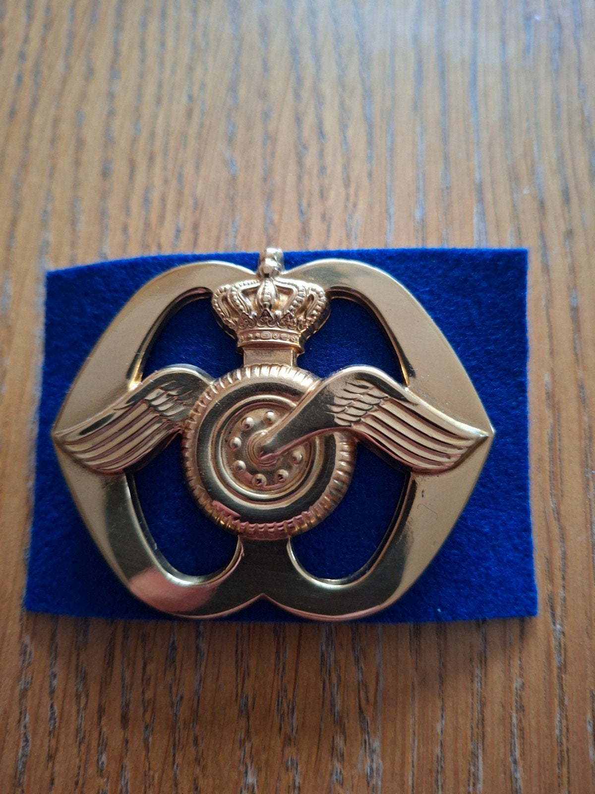 Baretembleem regiment aan en afvoertroepen, Ophalen of Verzenden, Landmacht, Nederland, Embleem of Badge