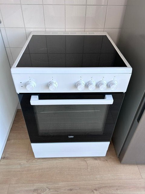 Beko Vrijstaand Fornuis met Keramische Kookplaat + Oven, Witgoed en Apparatuur, Ophalen, Gebruikt, Minder dan 85 cm, Keramisch
