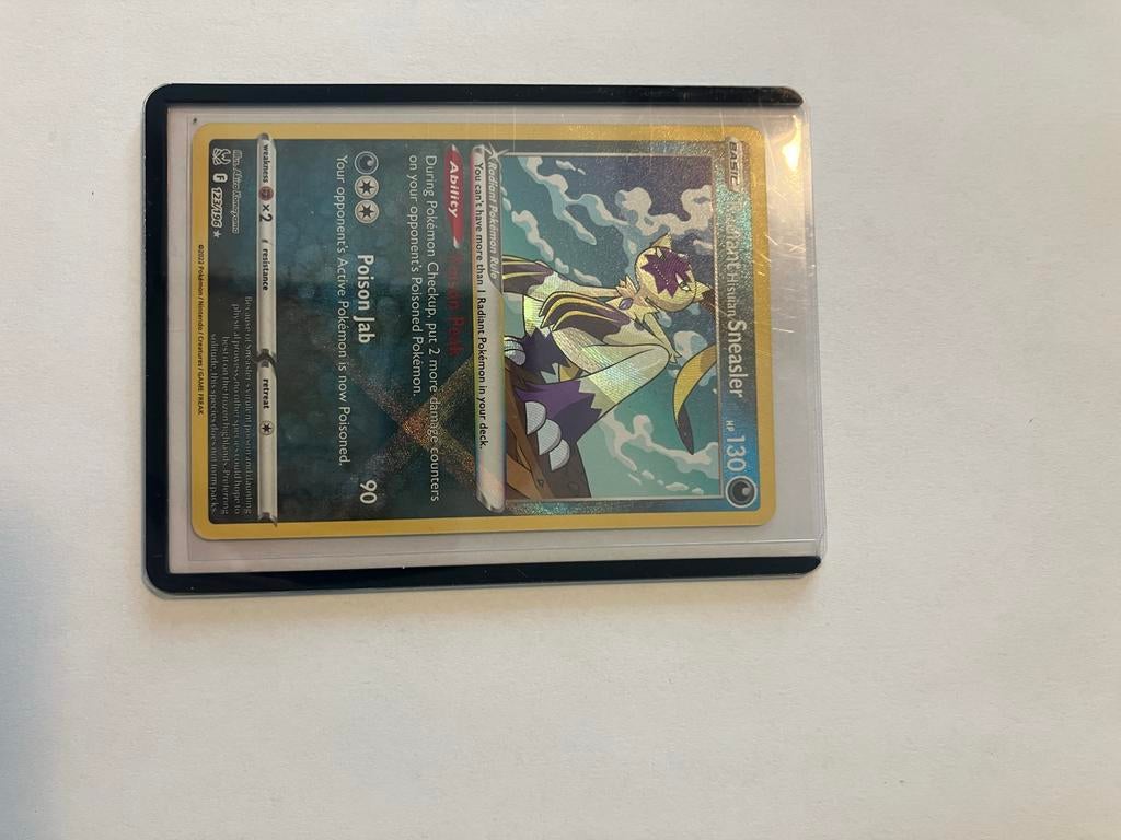 Radiant Hisuian Sneasler 123/196 Lost Origin Pokémon Kaart, Ophalen of Verzenden, Zo goed als nieuw