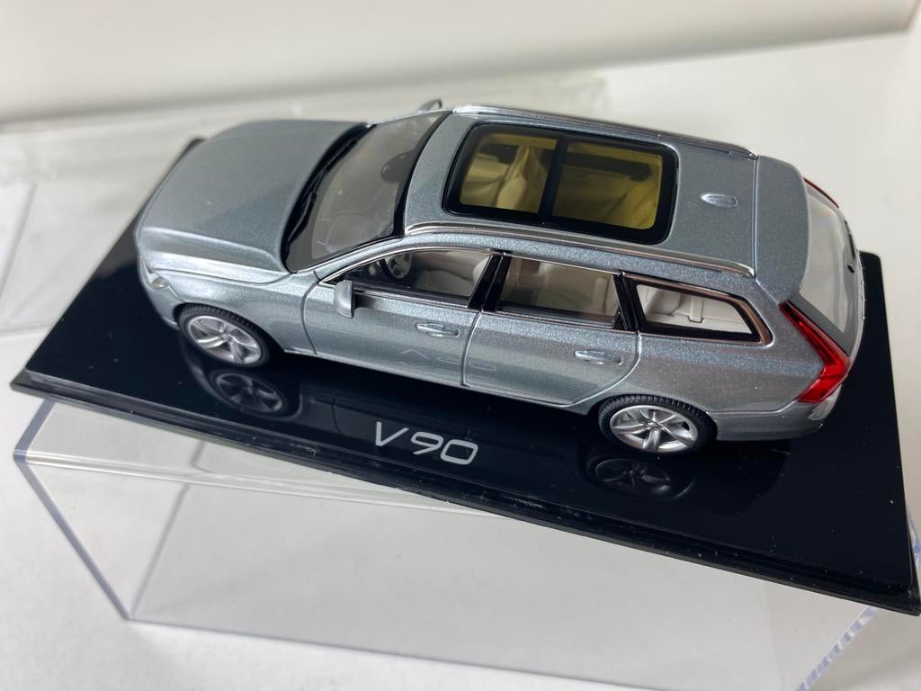 1:43 VOLVO V90 with sunroof-in vitrinebox, Hobby en Vrije tijd, Modelauto's | 1:43, Ophalen of Verzenden, Nieuw, Auto, Overige merken