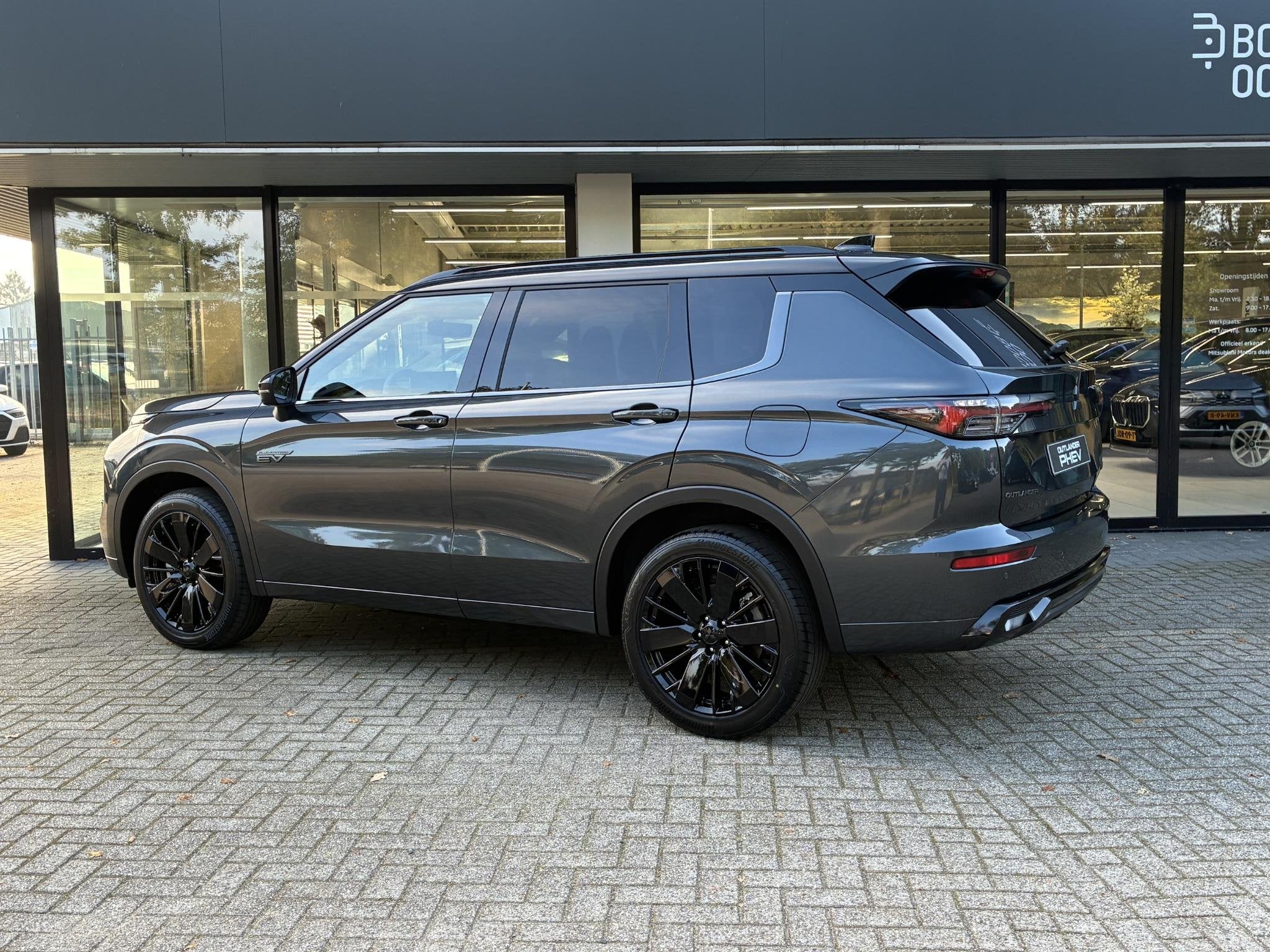Mitsubishi Outlander 2.4 PHEV Black Edition NIEUW UIT VOORRA, Automaat, 2095 kg, Outlander, 4 cilinders