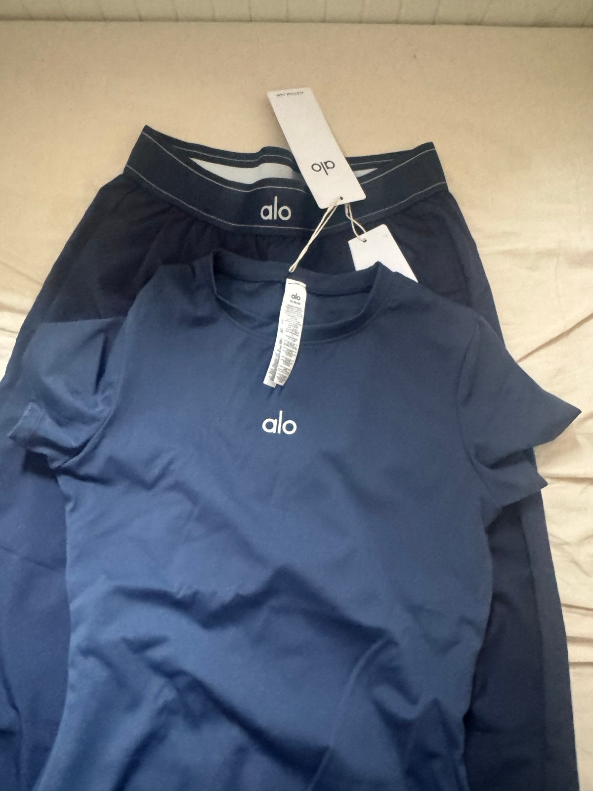 Alo Yoga sportset - T-shirt en broek (Nieuw met kaartjes), Maat 38/40 (M), Blauw, Nieuw, Ophalen of Verzenden