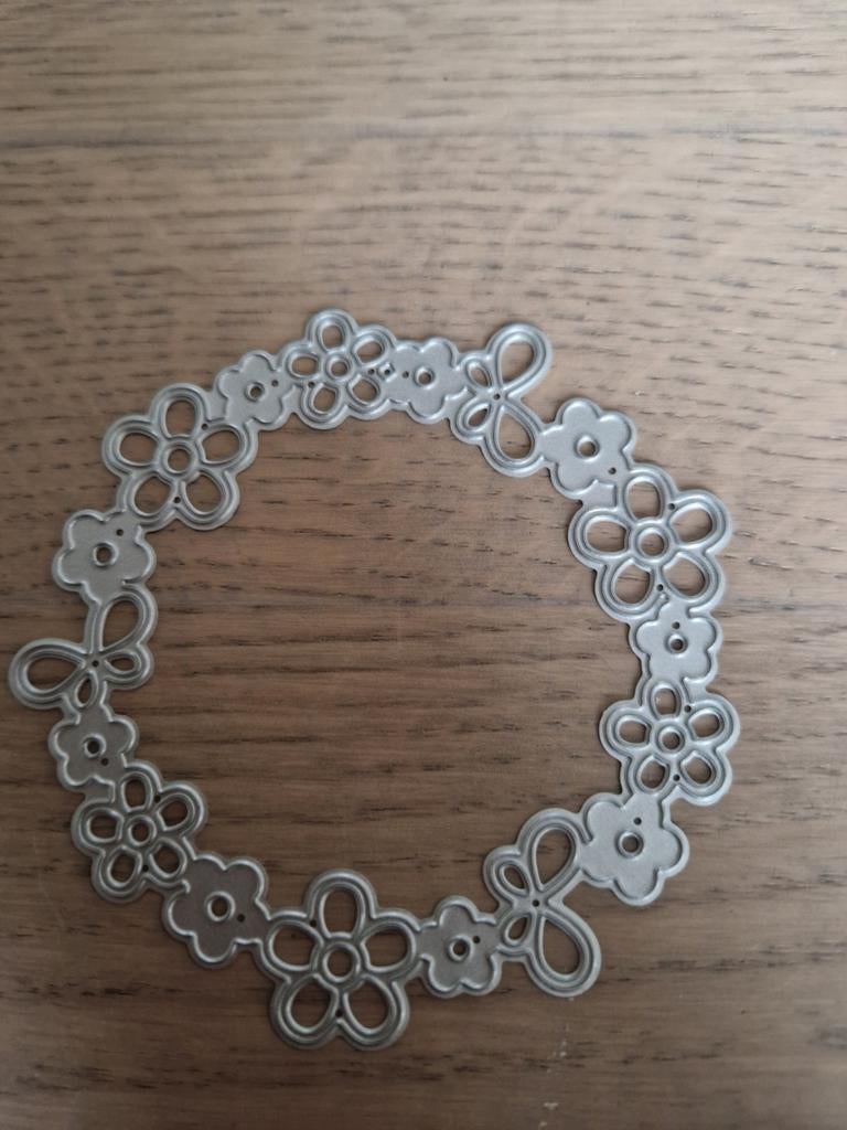 Ronde snijmal met bloemmotief, Ophalen of Verzenden
