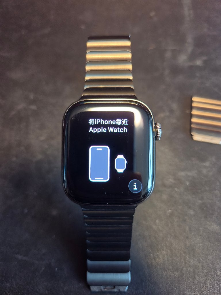 Apple Watch 10 Titanium LTE 42mm met matchende band, Ophalen, IOS, Zo goed als nieuw, Waterdicht