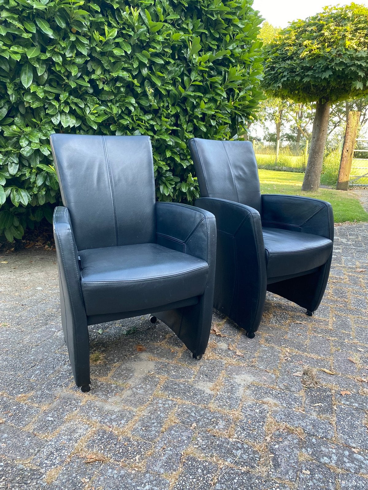 2 zwarte leren eetkamerstoelen met wieltjes, Huis en Inrichting, Fauteuils, Ophalen, Gebruikt, Minder dan 75 cm, Leer