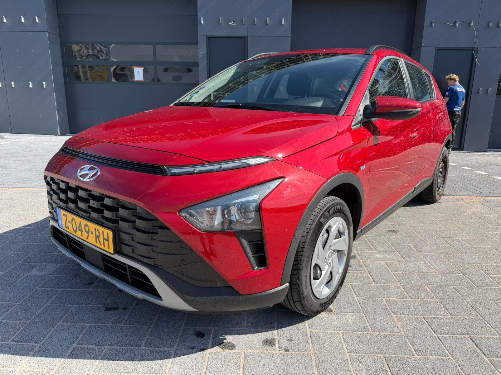 Hyundai Bayon 1.0 T-gdi 48V 100PK 2024 Rood, Auto's, Voorwielaandrijving, 450 kg, 1095 kg, Origineel Nederlands