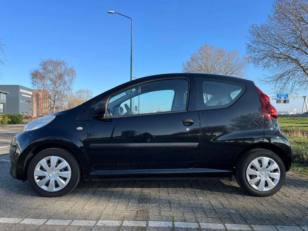 Peugeot 107 1.0 2012 Zwart Airco, Voorwielaandrijving, Stof, 4 stoelen, Origineel Nederlands