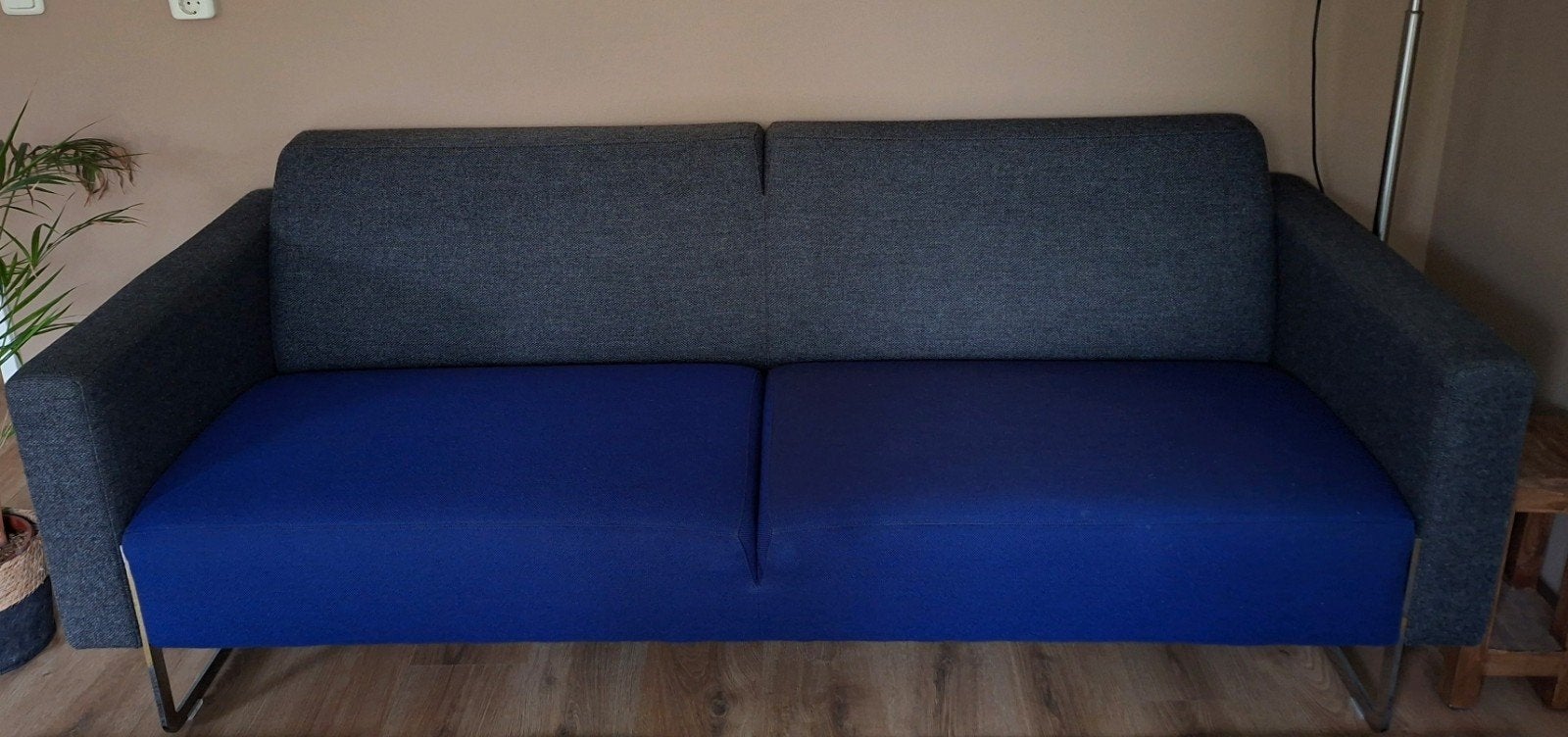 Artifort Mare 2.5-zitsbank - Grijs met blauwe zitting, Huis en Inrichting, Ophalen, Gebruikt, Tweepersoons, 75 tot 100 cm