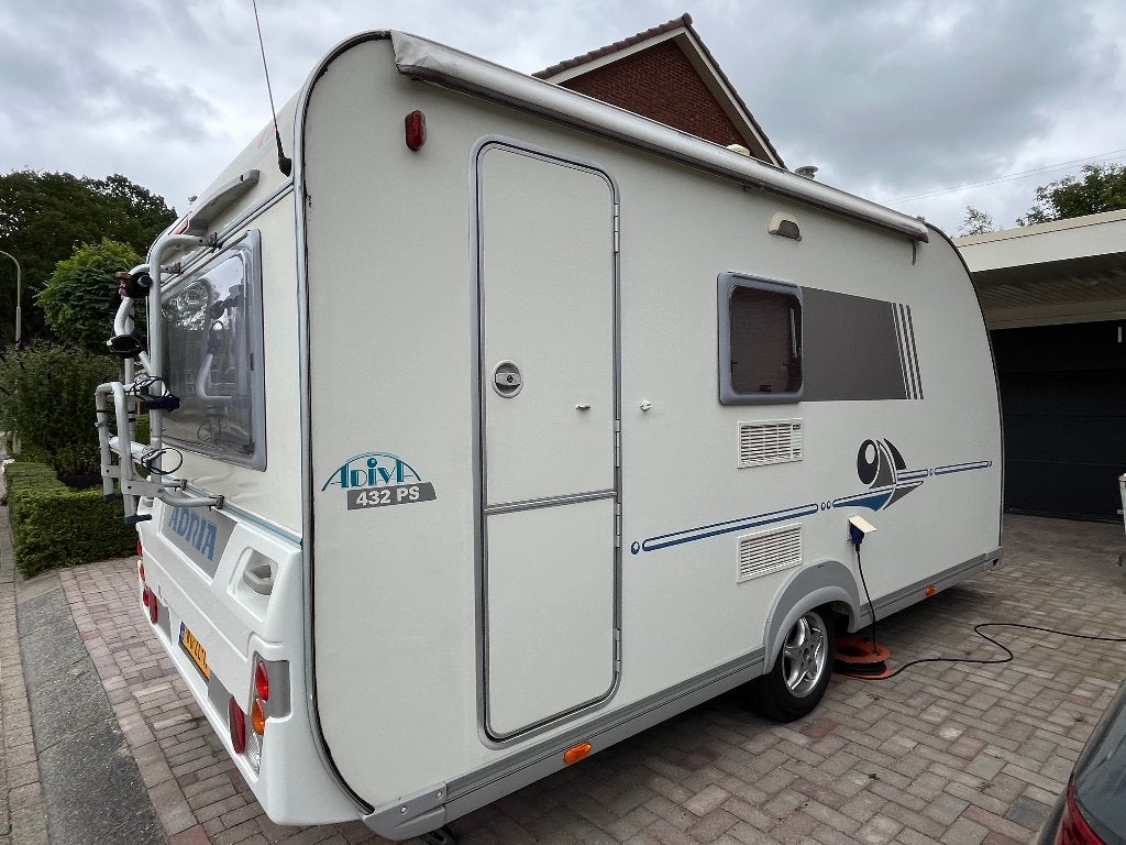 Adria 432 PS Caravan uit 2003 met vast bed tent en zakluifel, Caravans en Kamperen, Caravans, Vast bed, Treinzit, Particulier
