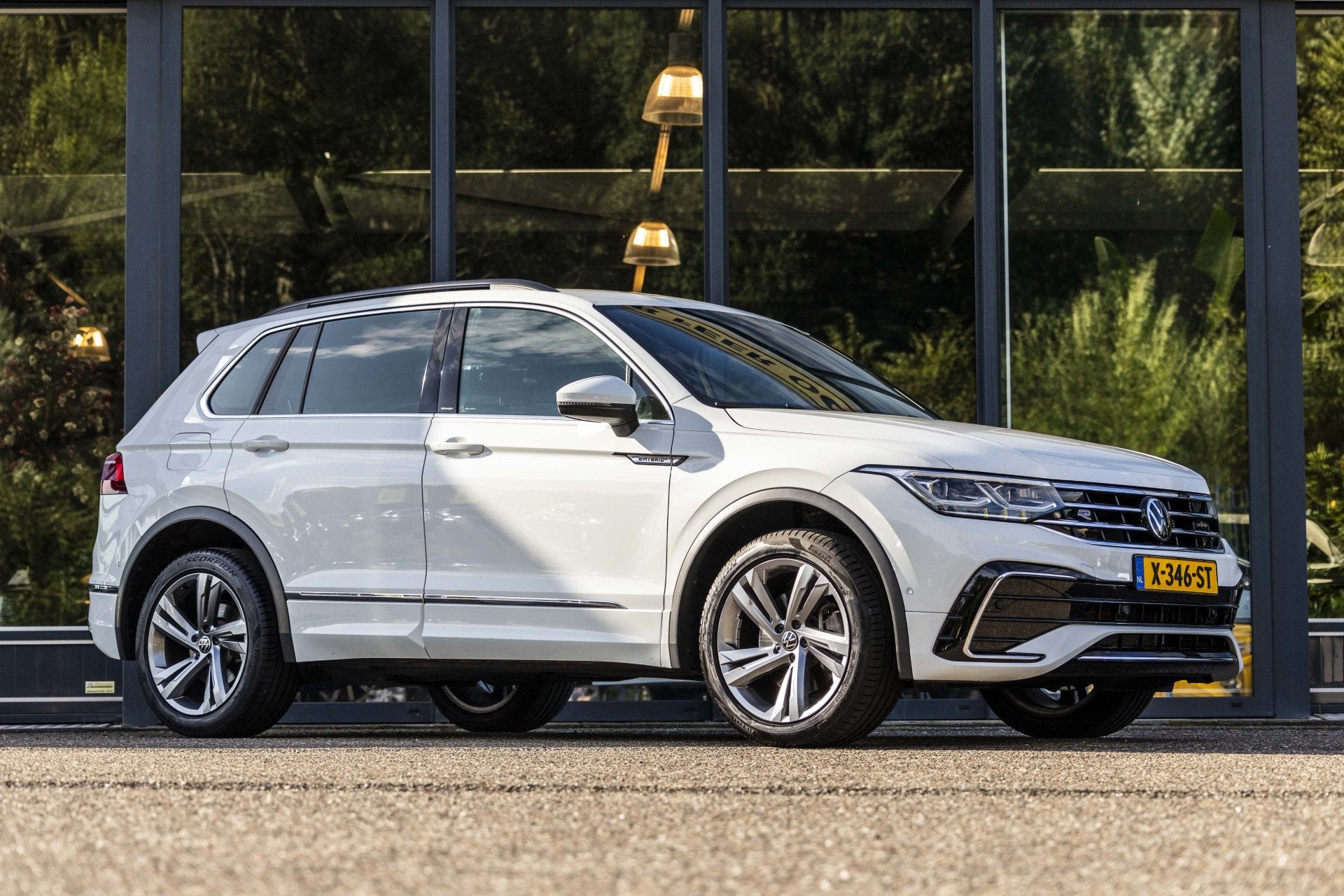 Volkswagen Tiguan 1.4 TSI eHybrid R-Line Business (bj 2023), Auto's, 1716 kg, 4 cilinders, Wit, Hybride Elektrisch/Benzine