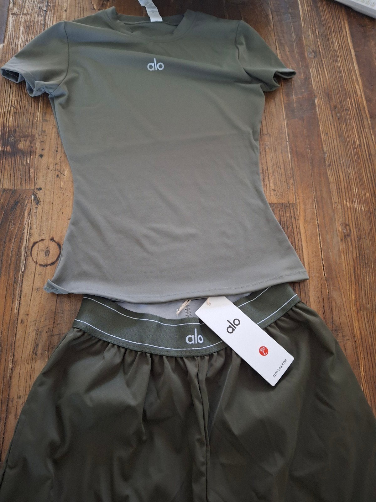 Alo Yoga sportset - shirt en broek, Kleding | Dames, Maat 38/40 (M), Alo Yoga, Nieuw, Ophalen of Verzenden