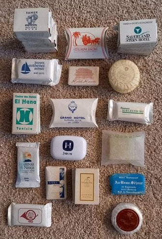 29 hotel- en 35 complimentary zeepjes, Ophalen of Verzenden, Nieuw, Overige typen