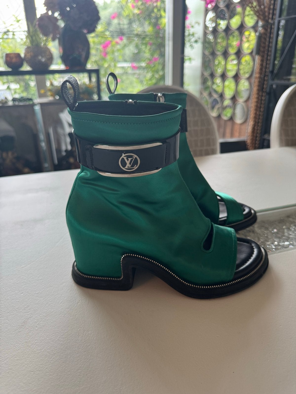 Louis Vuitton Smaragdgroene Enkellaarzen met LV Gesp, Ophalen of Verzenden, Gedragen, Groen, Lage of Enkellaarzen
