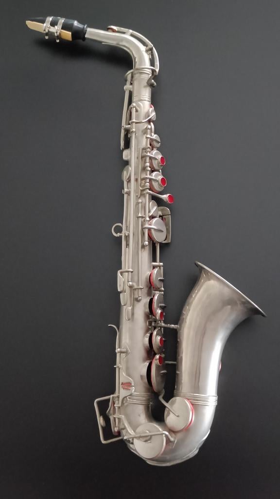 Zilverkleurige  saxofoon., Muziek en Instrumenten, Blaasinstrumenten | Saxofoons, Ophalen of Verzenden, Gebruikt, Overige typen