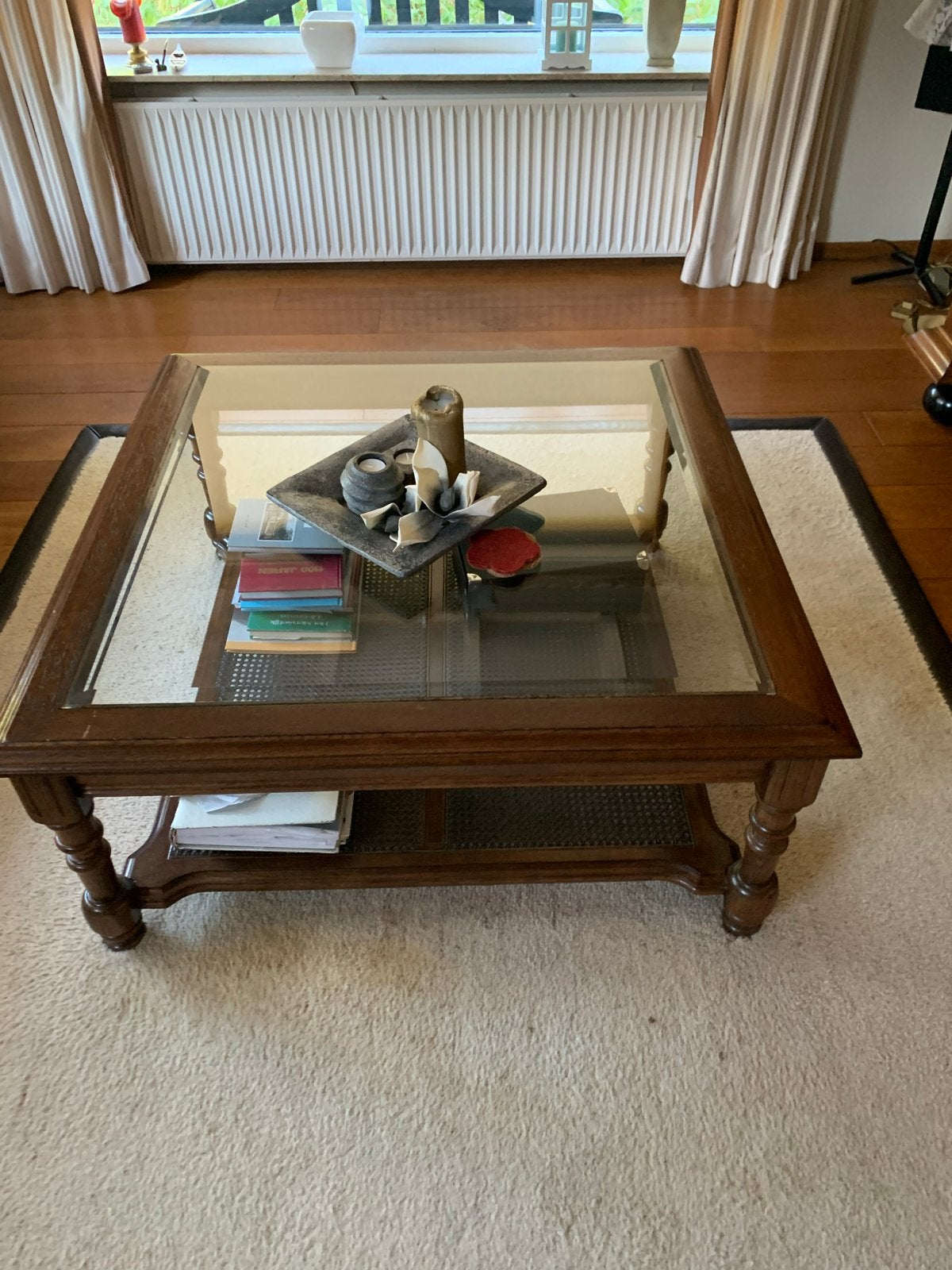 Klassieke salontafel met glazen blad en houtsnijwerk, Ophalen, Gebruikt, Vierkant, 50 tot 100 cm