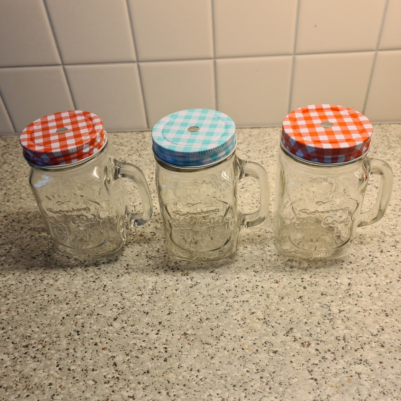 3 nieuwe zomerse drinkglazen met rood of blauw ruit deksel, Ophalen of Verzenden, Nieuw, Frisdrankglas