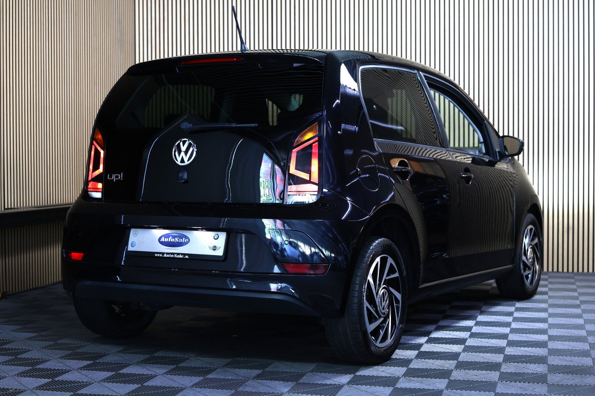 Volkswagen up! 1.0 BMT high up! AUTOMAAT AIRCO BLUETOOTH PDC, Stof, Gebruikt, 840 kg, 4 stoelen