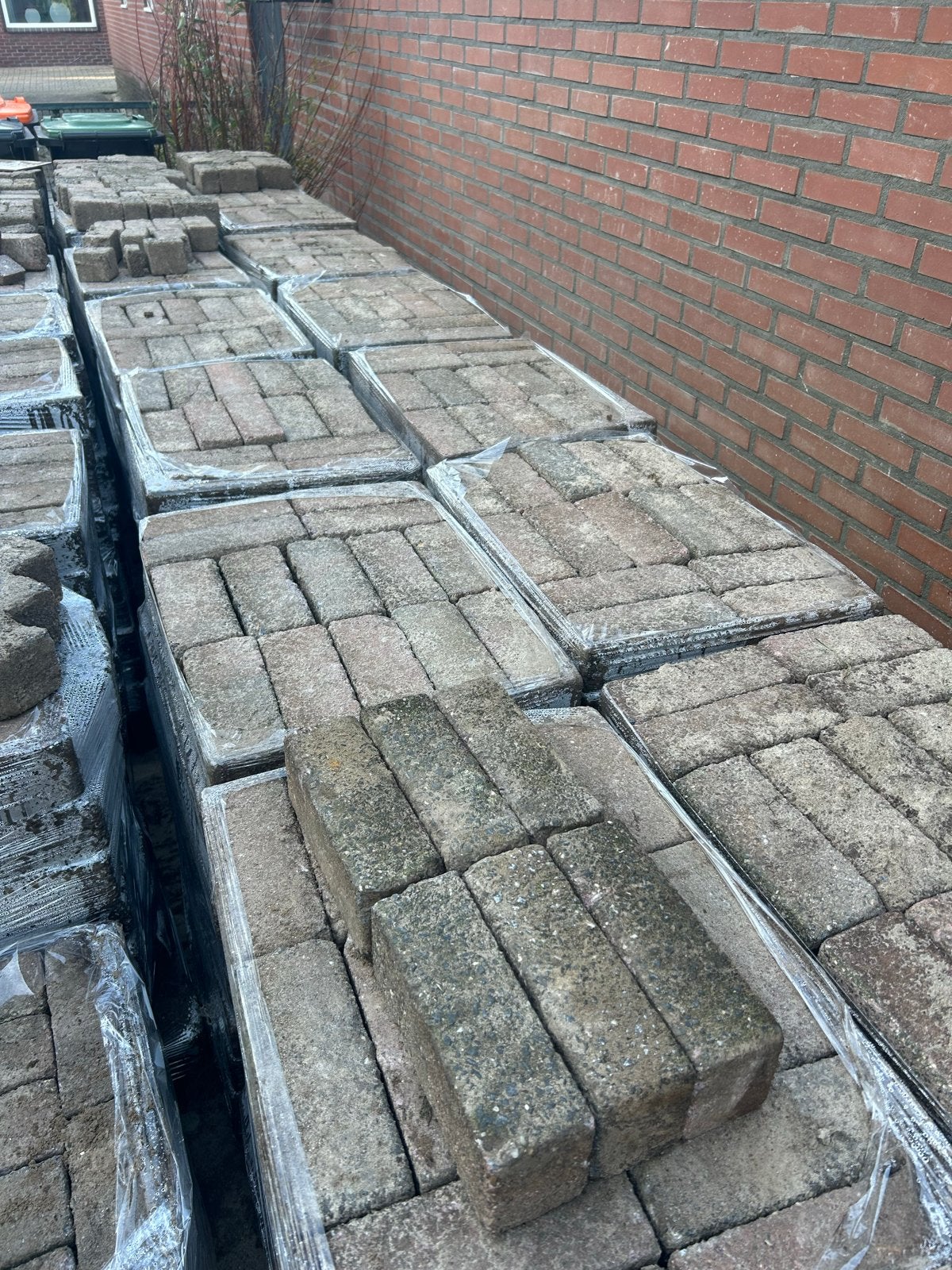 50 m2 Gebruikte betonnen klinkers voor tuin of oprit, Ophalen, Gebruikt, Klinkers, 10 m² of meer
