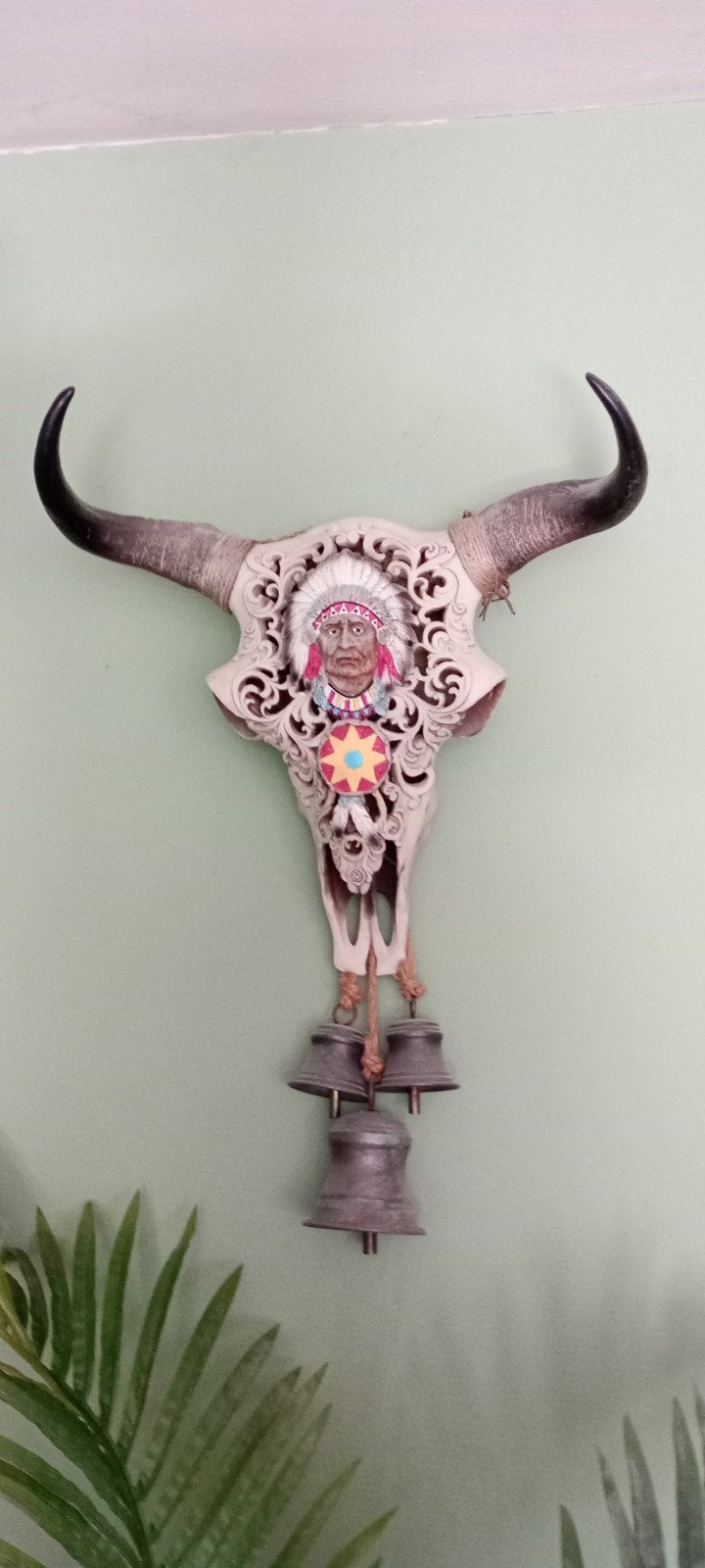 Decoratieve buffelschedel met Indiaans motief en bellen, Ophalen