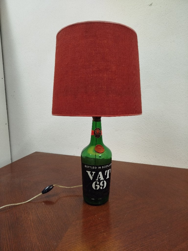 Mooie vintage“Vat69 Scotch Whisky” tafellamp XXL-fles(225cl), 66 cm, Gebruikt, Overige merken, Met schakelaar