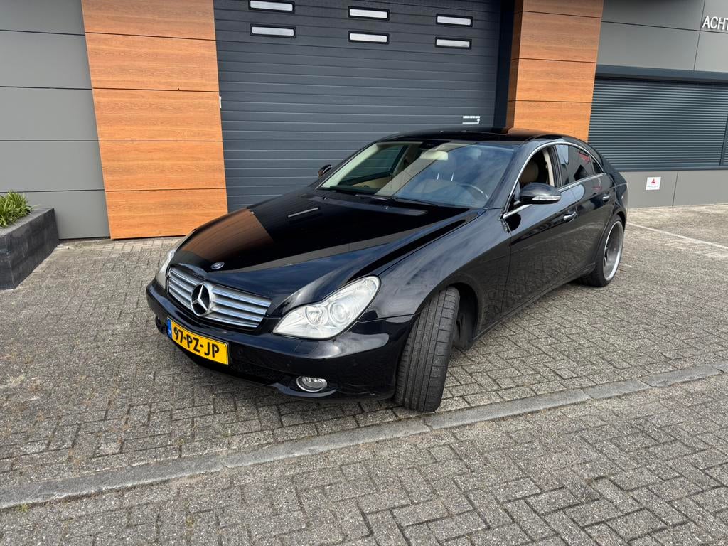 Mercedes-Benz CLS 3.5 Cls350 AUT 2005 Zwart, Auto's, Automaat, Achterwielaandrijving, Beige, 4 stoelen