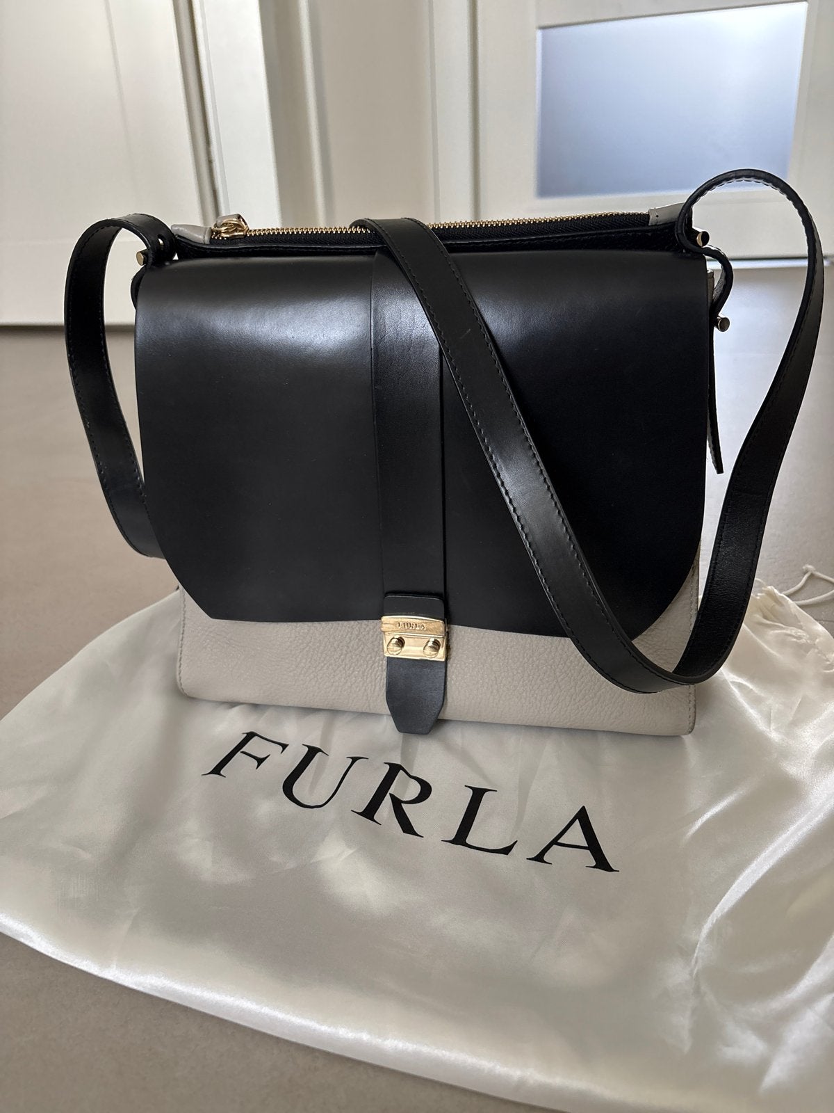 Furla schoudertas zwart/beige leer (27*23*8 cm), Ophalen, Zo goed als nieuw, Zwart, Schoudertasje
