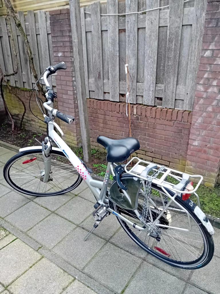 Damesfiets in goede staat (achterband lek), Fietsen en Brommers, Fietsen | Dames | Damesfietsen, Ophalen