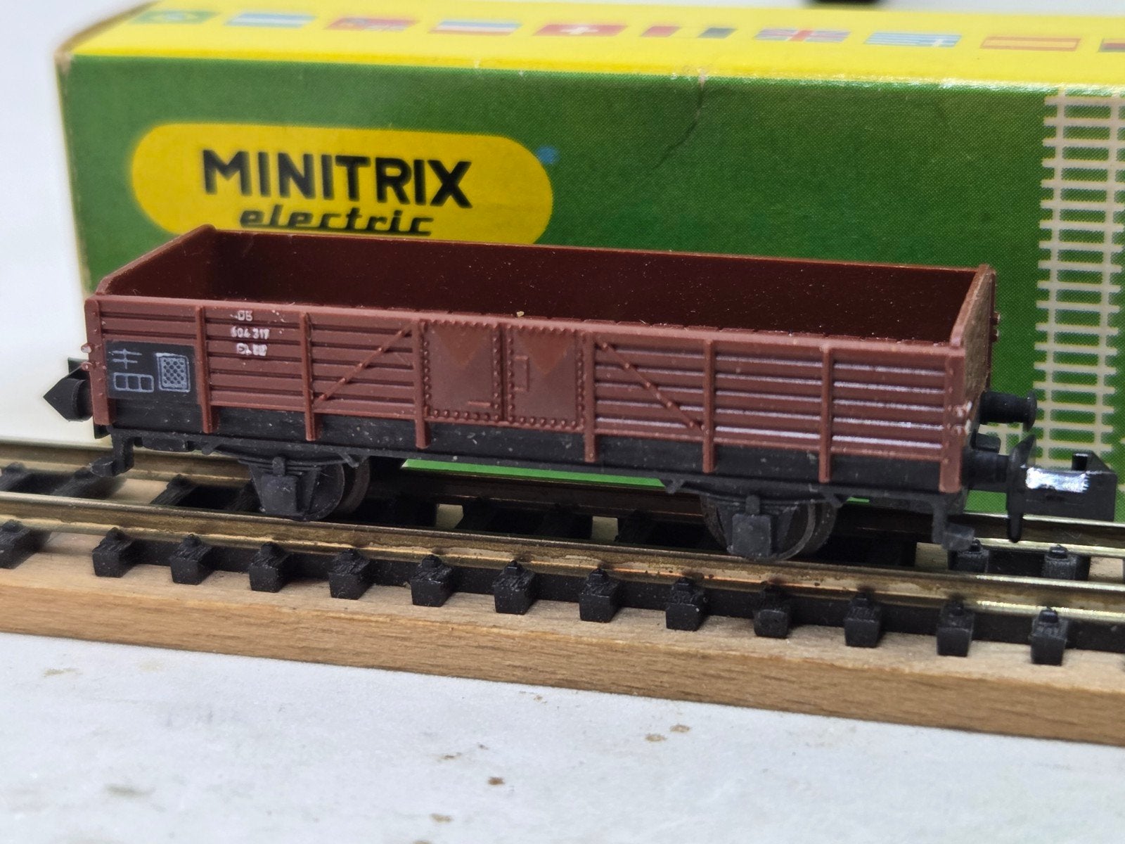 Minitrix 3251 lage bakwagon met ovp, perfecte staat, Gelijkstroom of Wisselstroom, Trix, Ophalen of Verzenden, Analoog