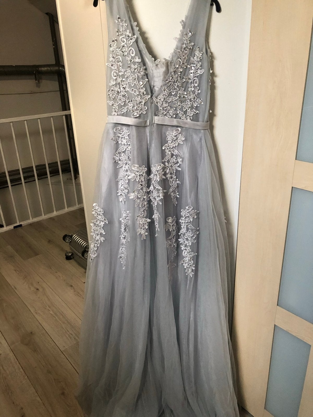 Elegante grijze galajurk met kant en parels, Maat 38/40 (M), Ophalen of Verzenden, Zo goed als nieuw, Grijs
